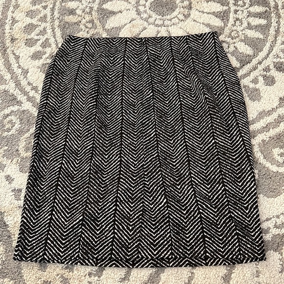 New York & Company draped skirt, black / cream, size 12 EUC! - Picture 4 of 8